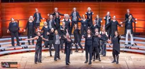 Sängerinnen der Women in Black in der Abschlusspose auf der Bühne